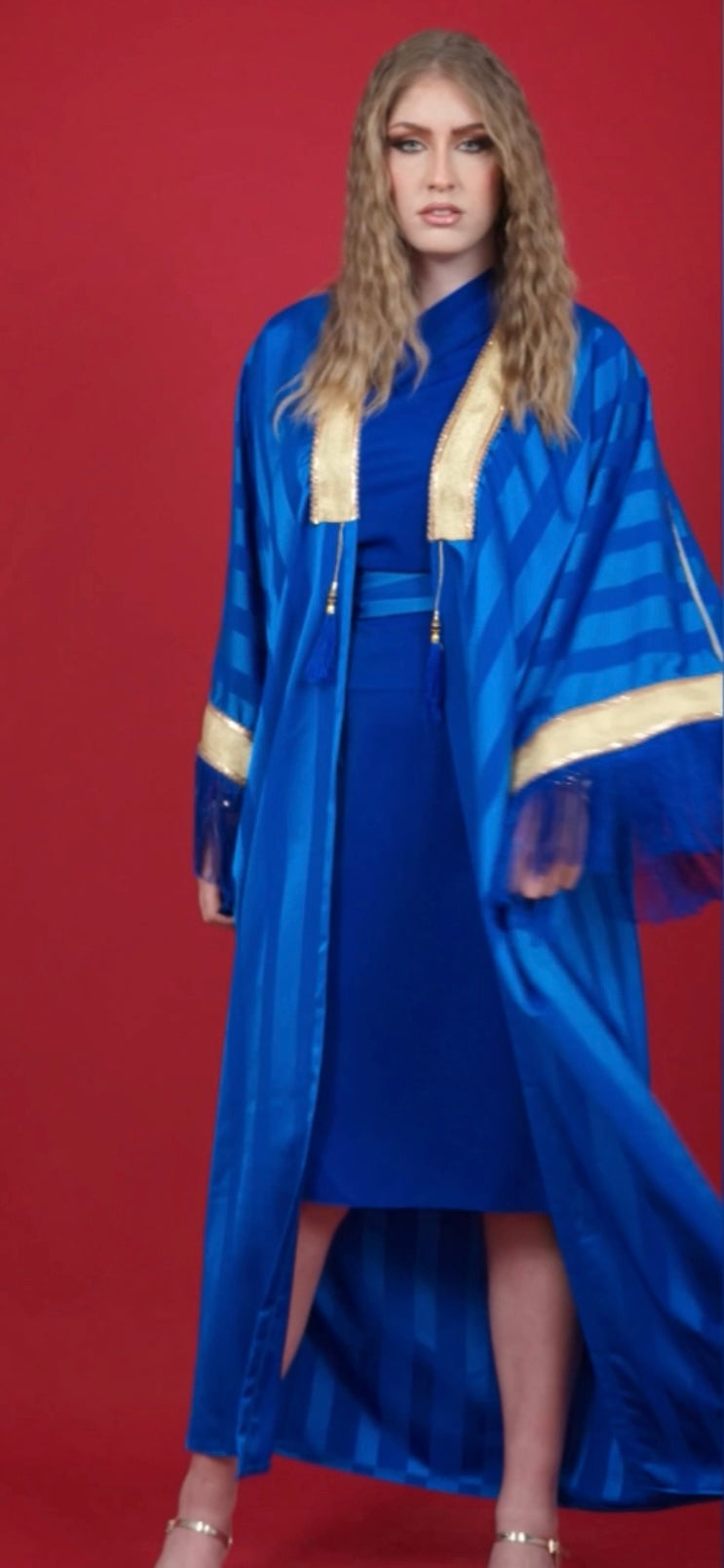 Abaya Jawhara Lkhzana en satin fluide – création algérienne
