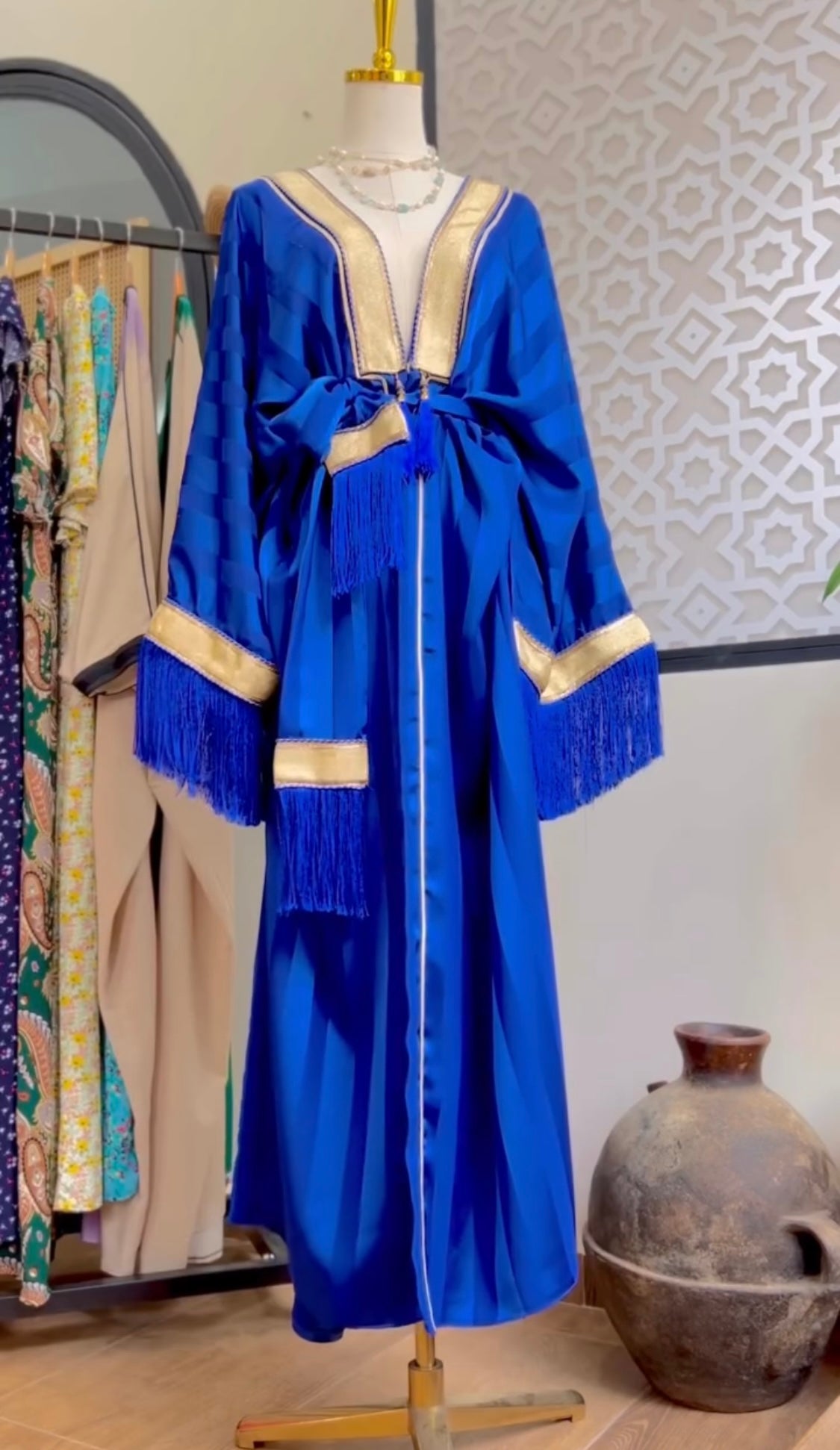 Abaya Jawhara Lkhzana en satin fluide – création algérienne