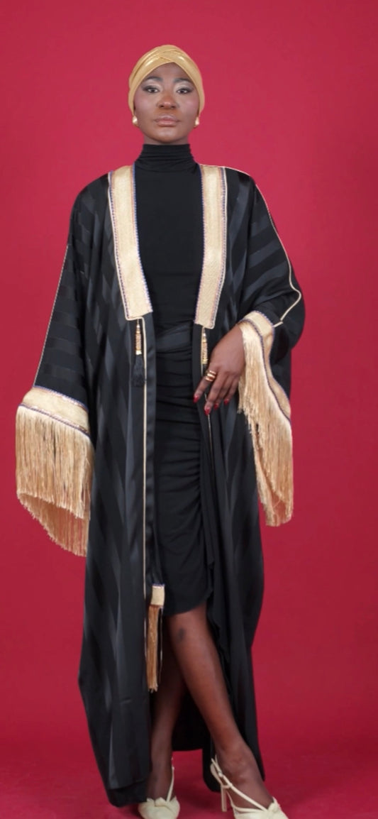 Abaya Jawhara Lkhzana en satin fluide – création algérienne