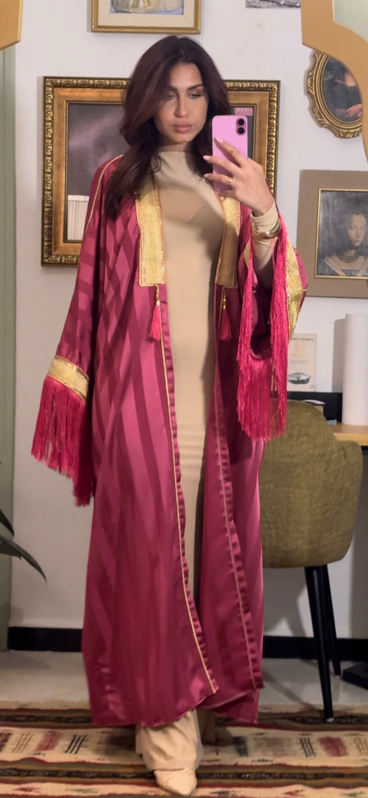 Abaya Jawhara Lkhzana en satin fluide – création algérienne
