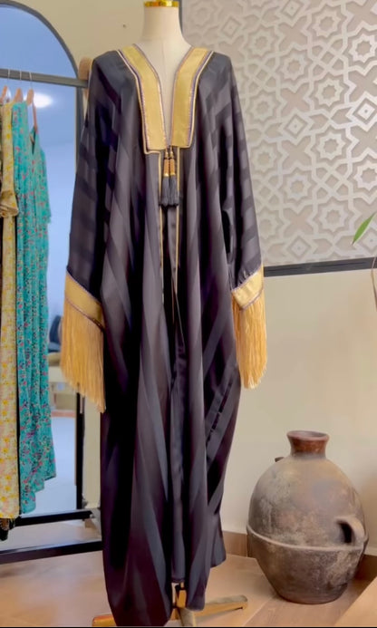 Abaya Jawhara Lkhzana en satin fluide – création algérienne