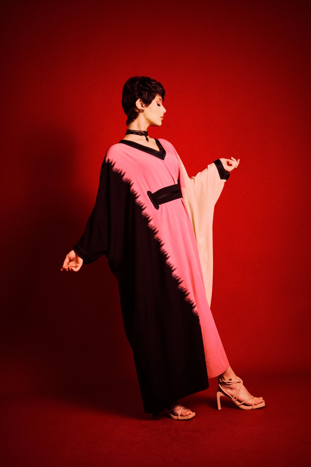 Robe longue Lkhzana en crêpe fluide – création algérienne